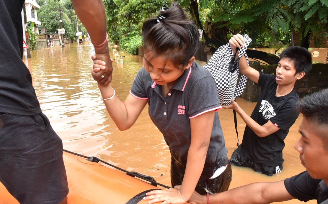 SDRF personnel rescue stranded people of Anil Nagar on 07-07-16. Pix by UB Photos 