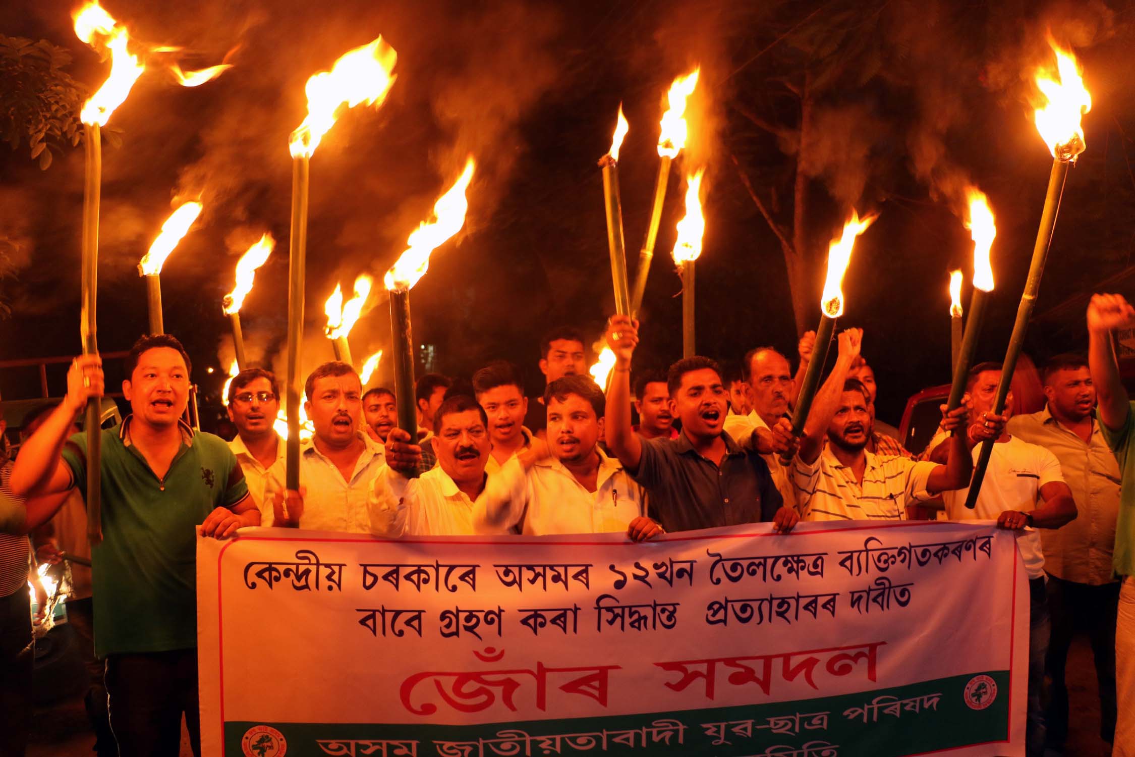Activists of Asom Jatiyatabadi Yuva Chatra Parishad (AJYCP) take out torch light rally against issue of auction of oil fields in Jorhat on 13-07-16. Pix by UB Photos 