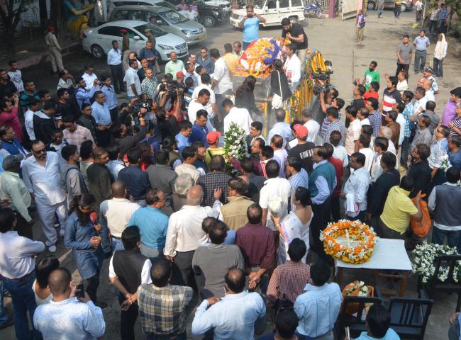The Last Journey: Fans paying last respect to Biju Phukan during his funeral journey as it halted for a while at Rabindra Bhawan in Guwahati on Thursday. Pix by UB photos