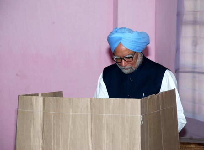 Manmohan casts vote 2014 LS poll