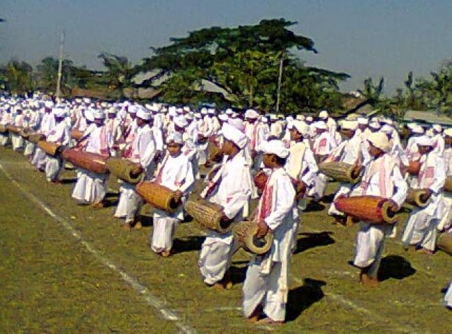 One-thousand-artist pereorms Khul-badon at Nazira