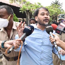 KMSS leader Akhil Gogoi, who is currently at Guwahati jail, talking to media while brought to GMCH , Guwahati for routine health checkup on 07-09-20. Photo by UB Photos