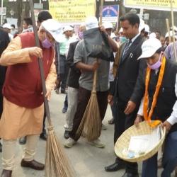 Governor PB Acharjya takig part in swachh bharat