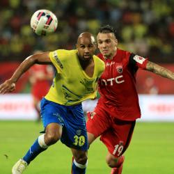 Marcus Williams of Kerala Blasters FC and Nicolas Leandro Velez of NorthEast United FC in action during match 4 of the Indian Super League (ISL) season 2 between Kerala Blasters FC and NorthEast United FC held at the Jawaharlal Nehru Stadium, Kochi, India on the 6th October 2015.  Photo by Vipin Pawar / ISL/ SPORTZPICS