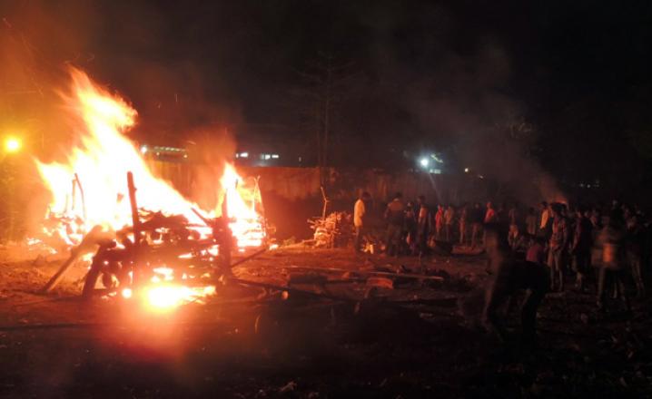 Last rites of victims of liquor tragedy at Salmira tea garden 