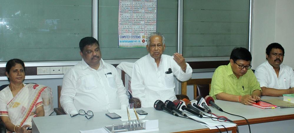 Former Chief Minister Tarun Gogoi addressing press conference during Assam State Legislative Assembly session at Dispur in Guwahati on Monday. Photo by UB Photos