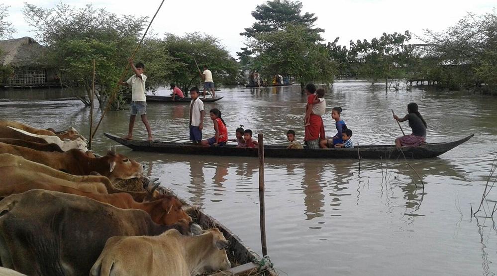 People moving to  highland at Naryanpur,  Lakhimpur on Monday. Photo by UB Photos.