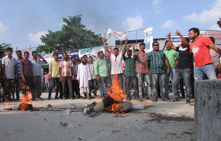 Youth Congress activists at Kalgachia burning Dr Himanta Biswa Sarma's effigy 