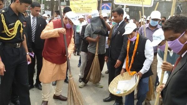 Governor PB Acharjya takig part in swachh bharat