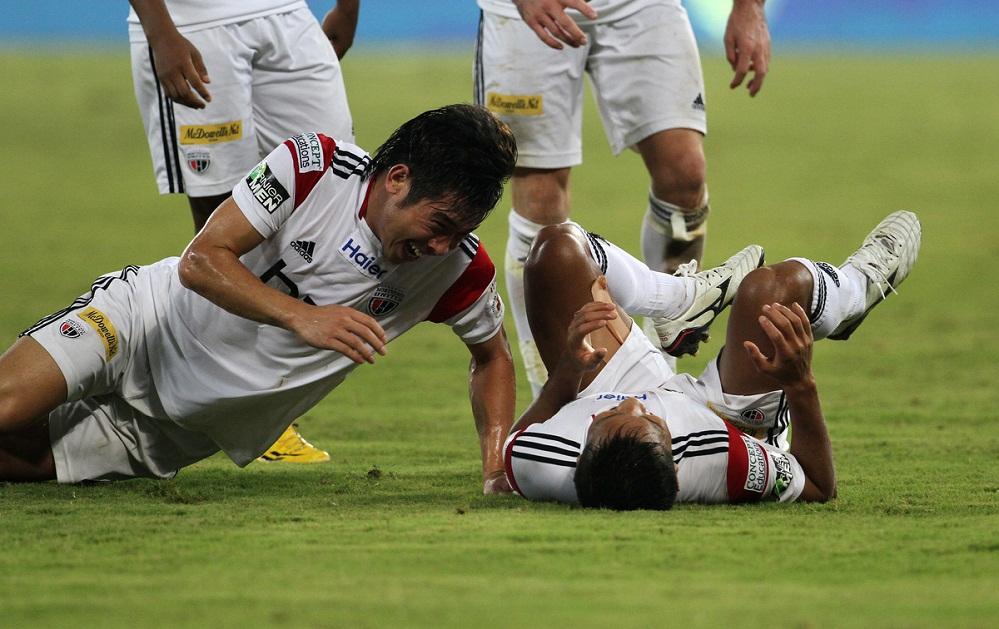 NorthEast United FC players celebrates a goal scored by Seimeinlen Doungel of NorthEast United FC during match 25 of the Hero Indian Super League between Chennaiyin FC and NorthEast United FC held at the Jawaharlal Nehru Stadium, Chennai, India on the 8th November 2014.  Photo by: Vipin Pawar/ ISL/ SPORTZPICS