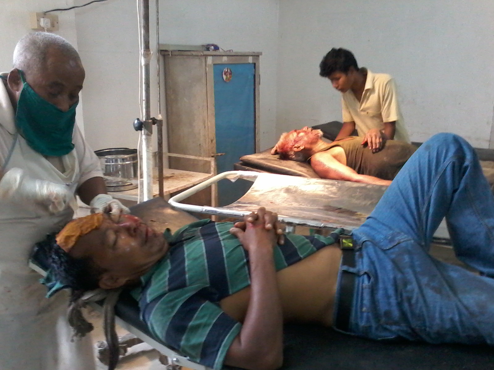 3 injured in road mishap