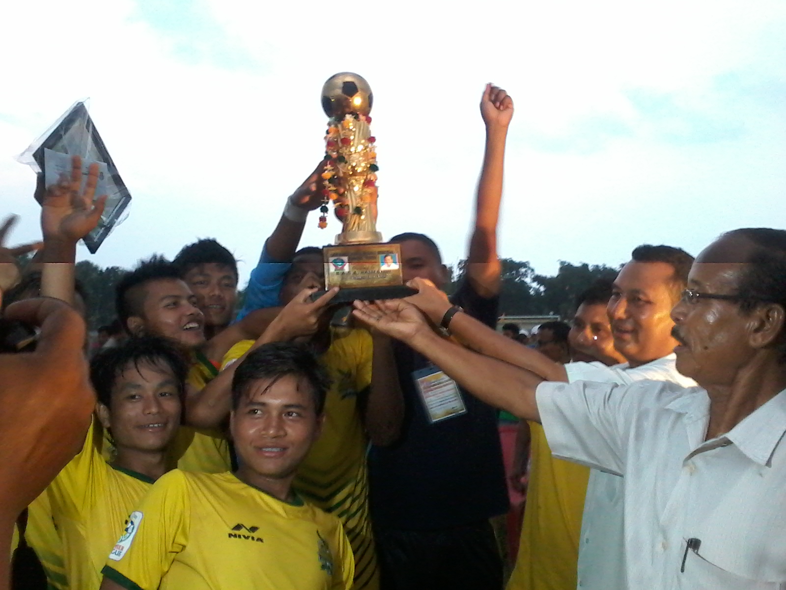 Kamaleswar football trophy for Barhoongka 
