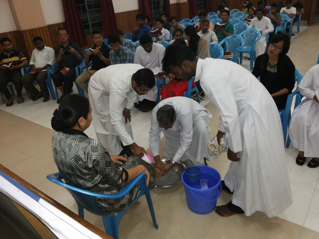 VC washes feet of faculty, staff and students 