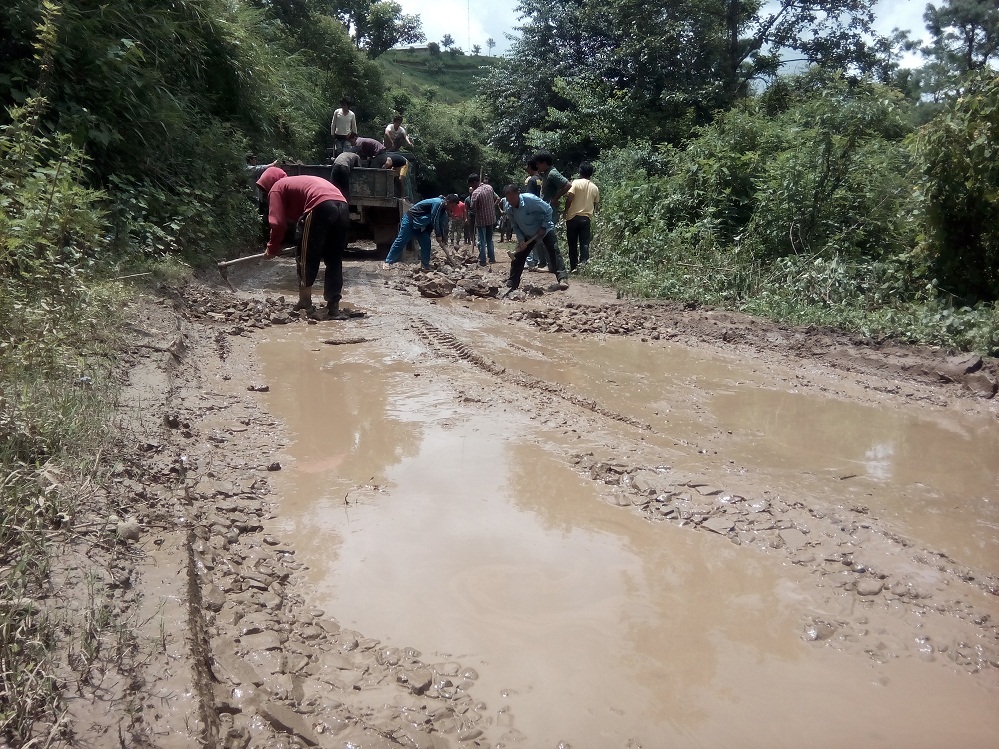 7 villages in Phungyar repair road amid govt apathy