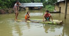 Flood scene deteriorates