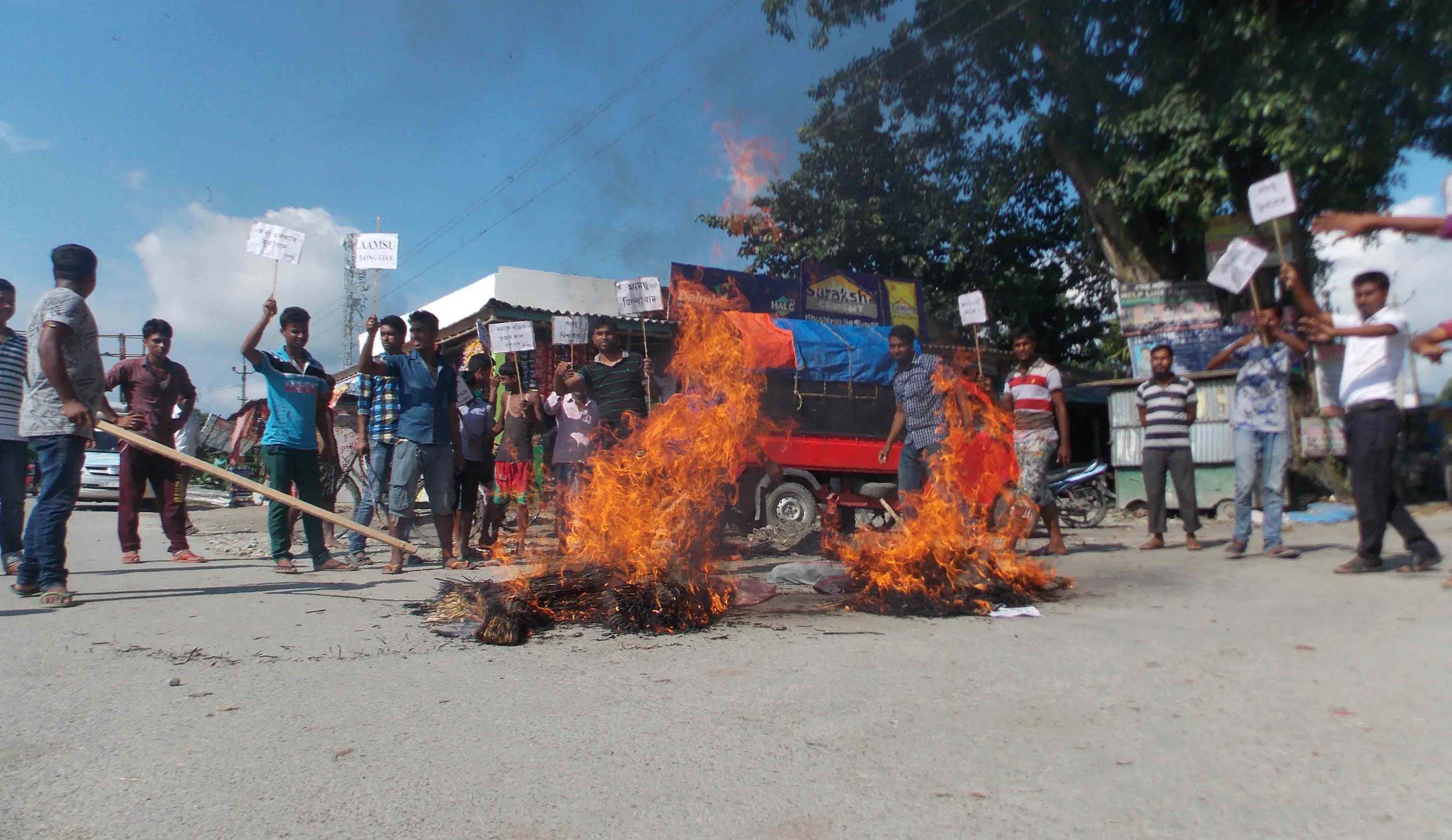 AAMSU burn effigies of Sonwoal, Sarma