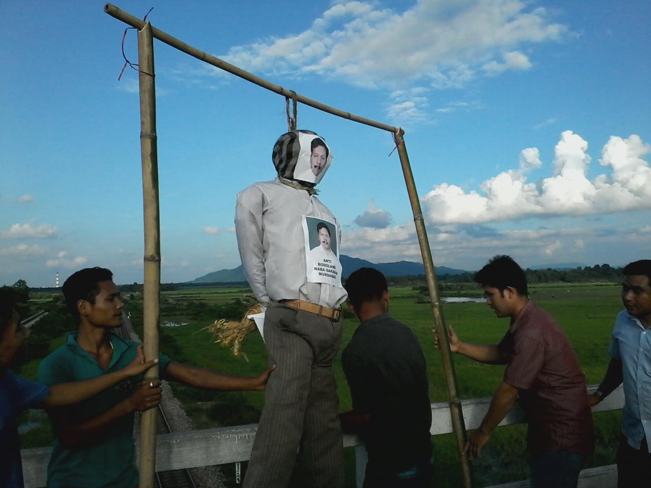 MP Sarania’s effigy hangs