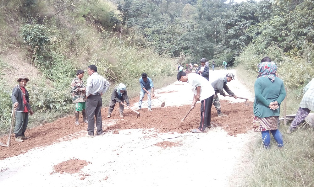 Villagers repair Mahadev-Tolloi road