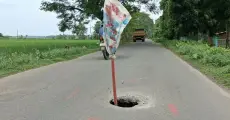 Dangerous Pothole on Haripara Road Puts Commuters at Risk