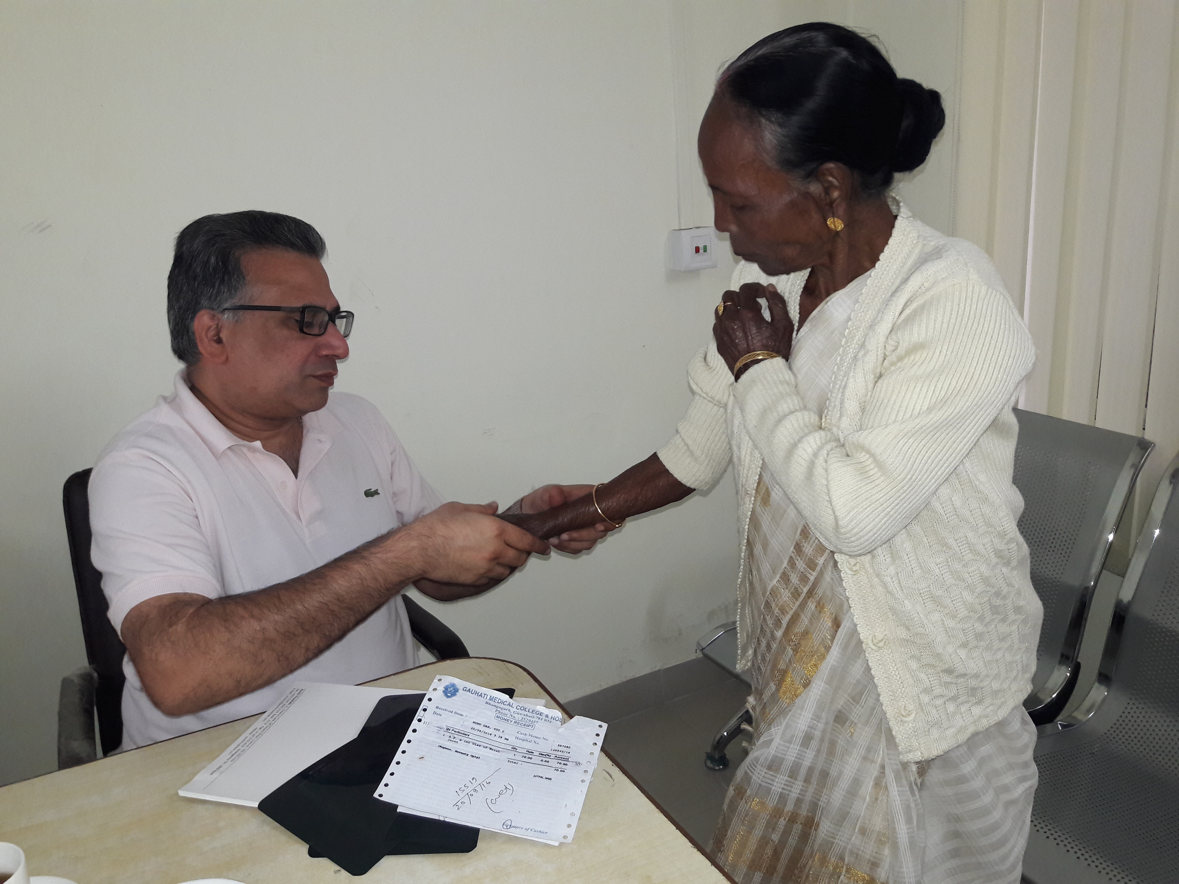 Apollo doctor conducts evening OPD at press club