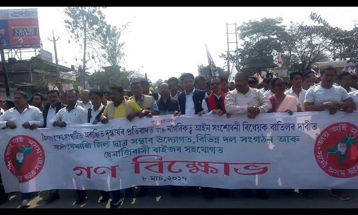 Huge rally warns govt, immigrants