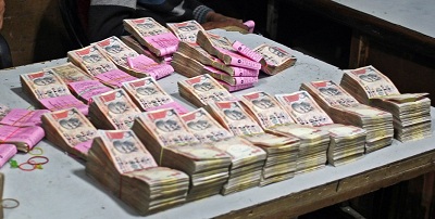Top officer caught on bribery charges