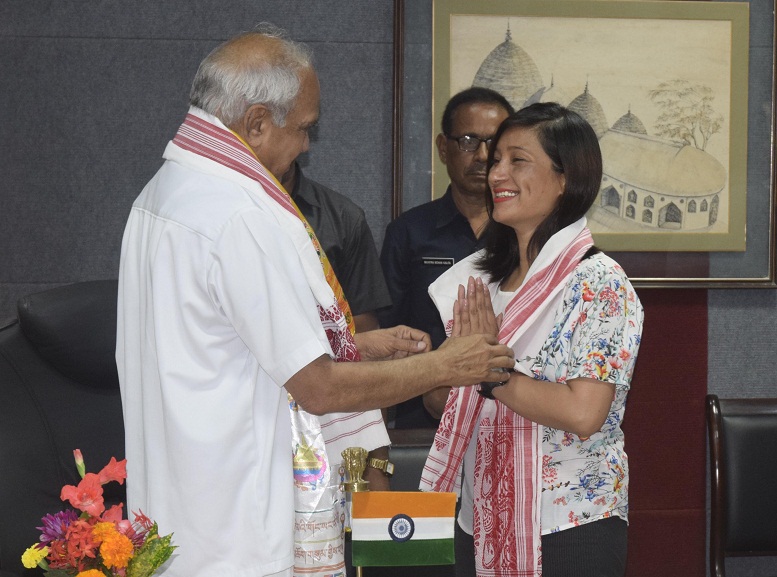 Governor felicitates mountaineer Anshu