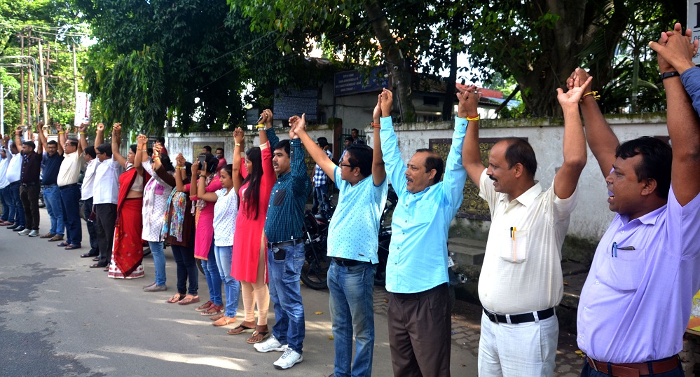 Media fraternity demonstrates in front of press club