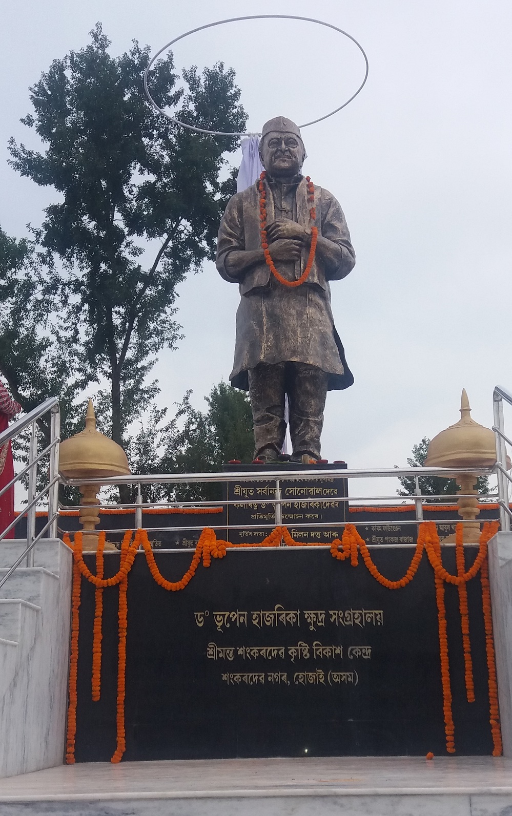 Sonowal unveils  Bhupen Hazarika statue in Hojai