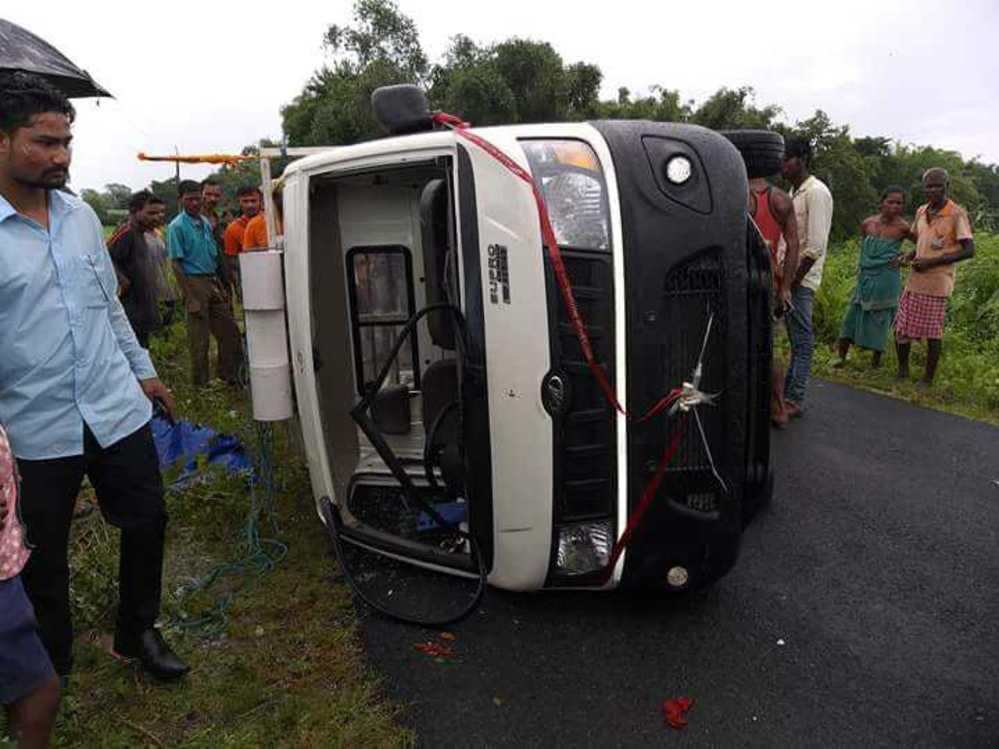 Mini van overturns in Paneri 