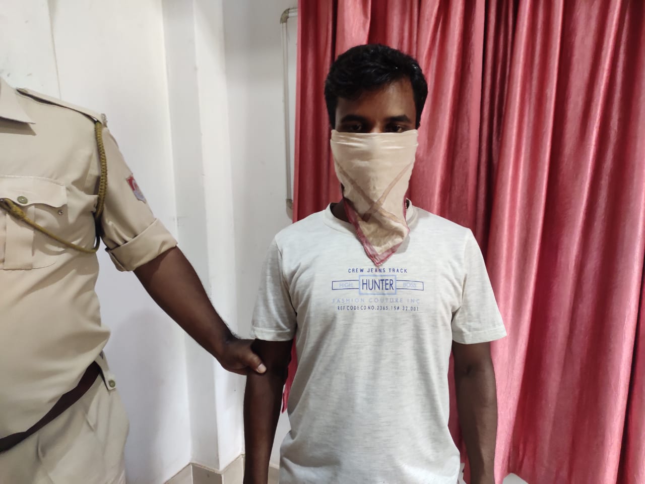 Notorious snatcher held , hand made pistol seized
