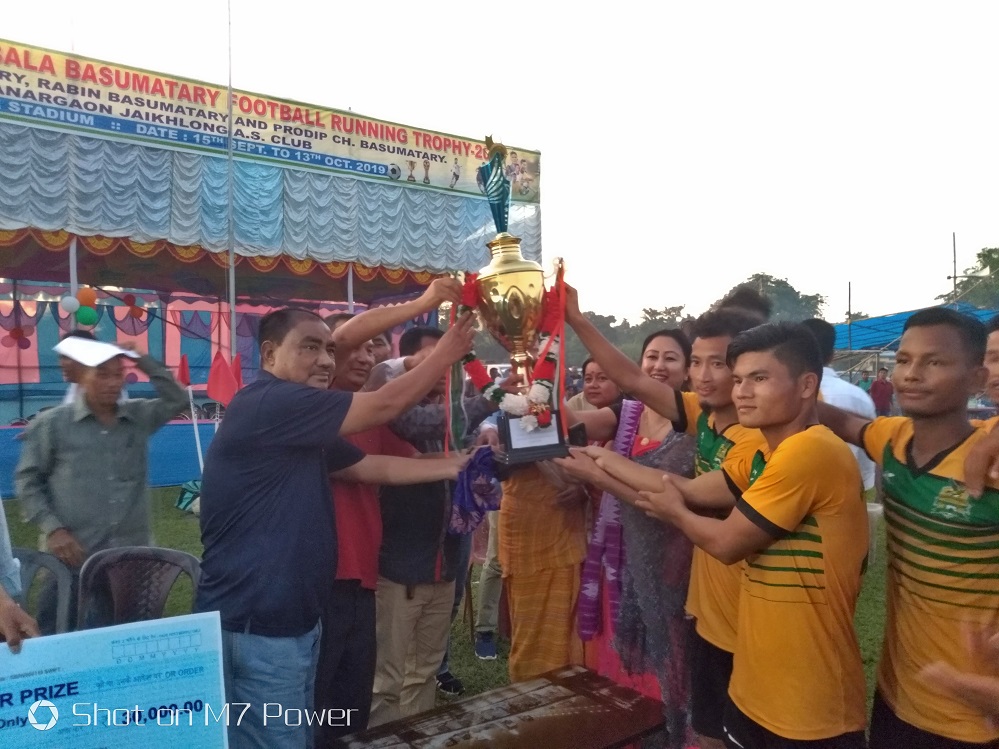 Barhoongkha lifts football trophy