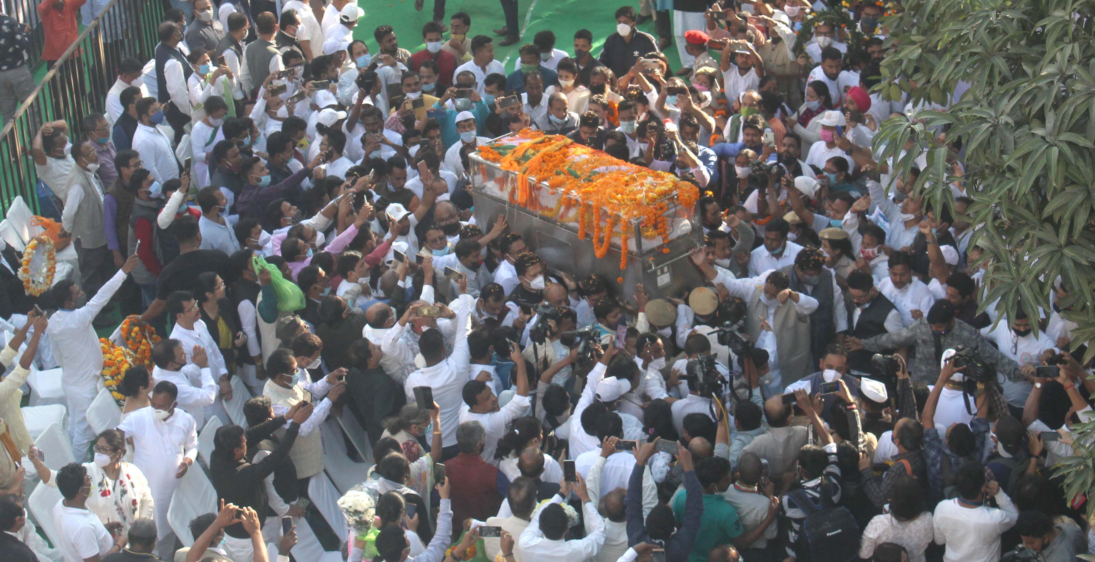Thousands pay last respect to Tarun Gogoi