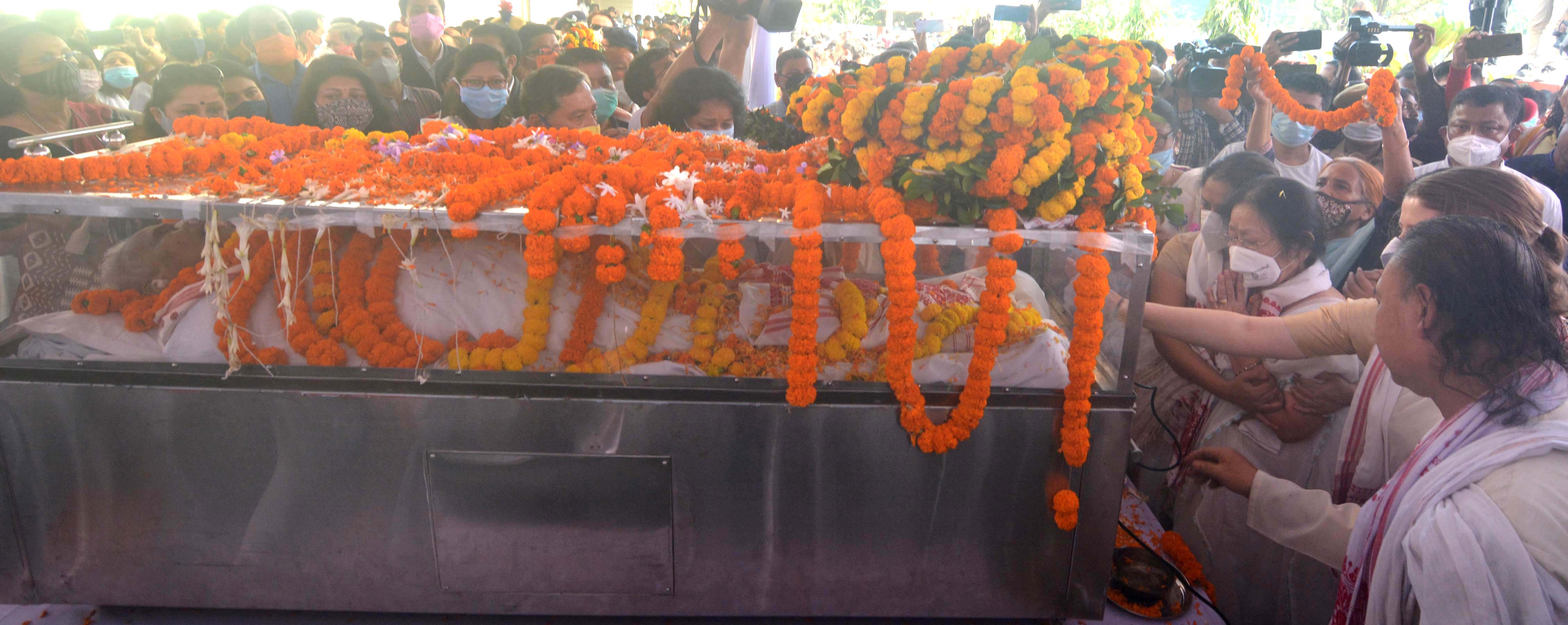 Thousands pay last respect to Tarun Gogoi