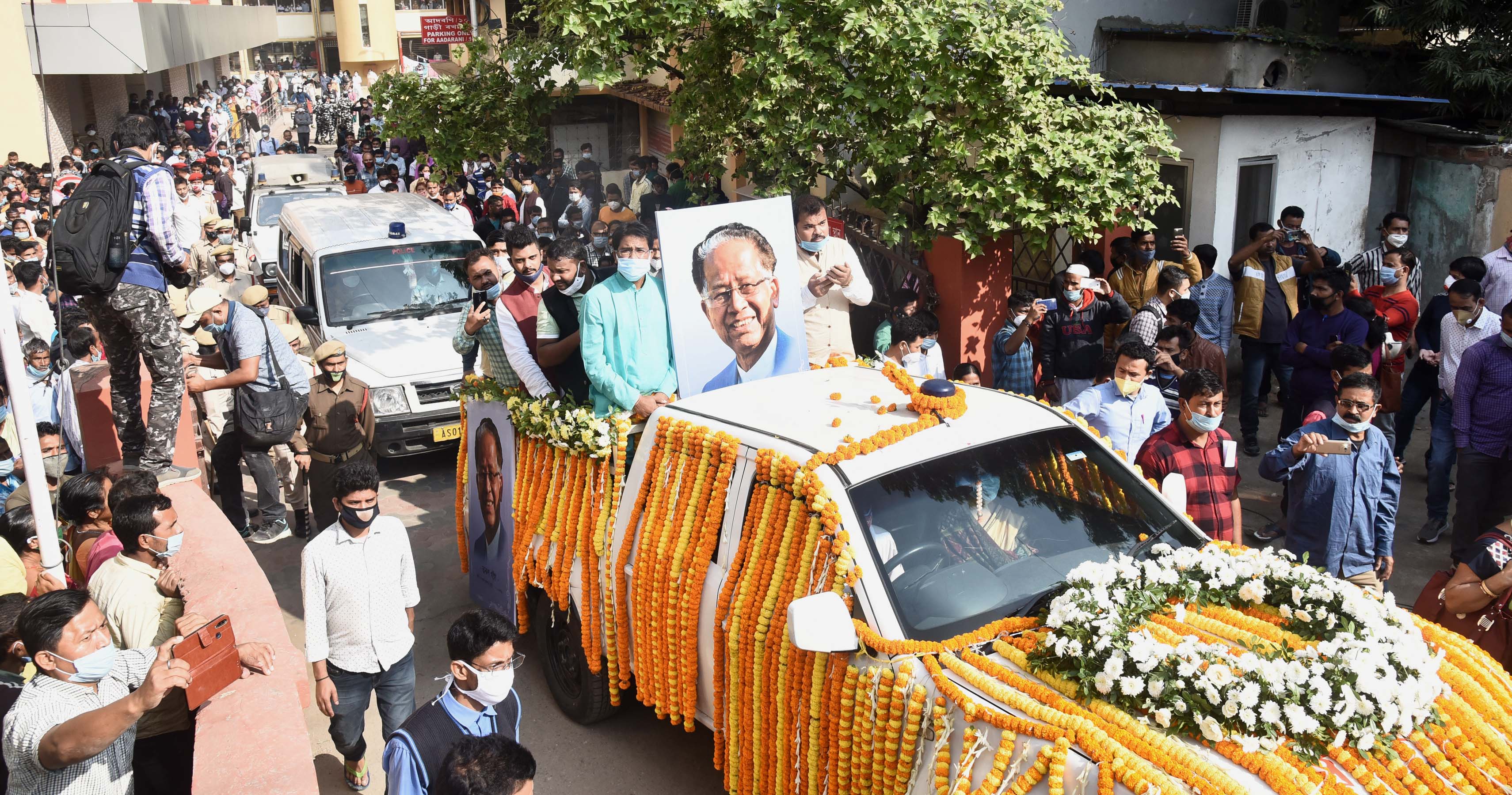 Thousands pay last respect to Tarun Gogoi