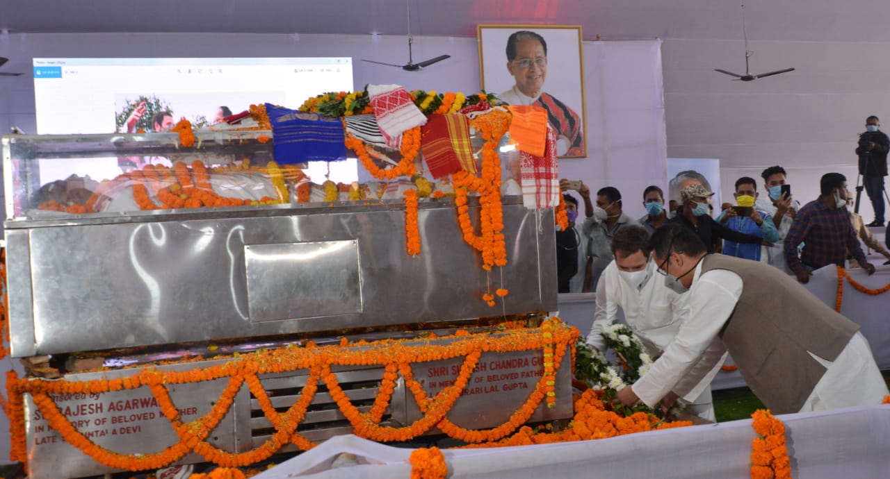 Rahul Gandhi pays homage to Tarun Gogoi 