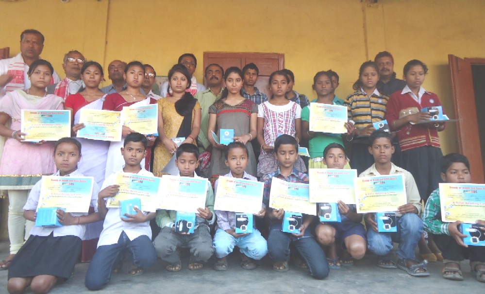 FASS distributes solar lamps to students