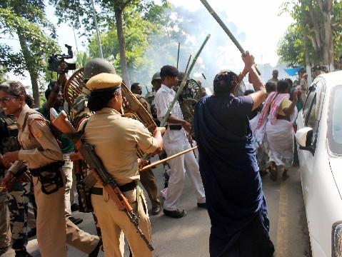 Agitators lathicharged at Golaghat 